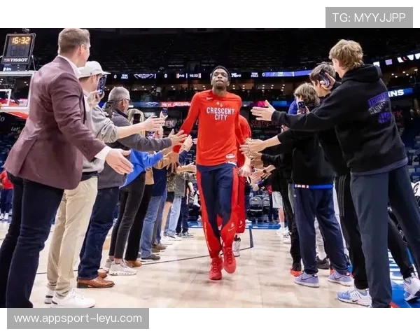 琼斯助力鹈鹕筑起防守铁闸,球队防线迎来质的飞跃 琼斯助力鹈鹕筑起防守铁闸,球队防线迎来质的飞跃